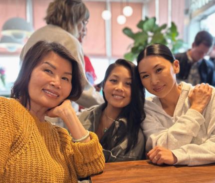 Tracy Romulus con su madre Sang Ngyuen y su hermana Tina